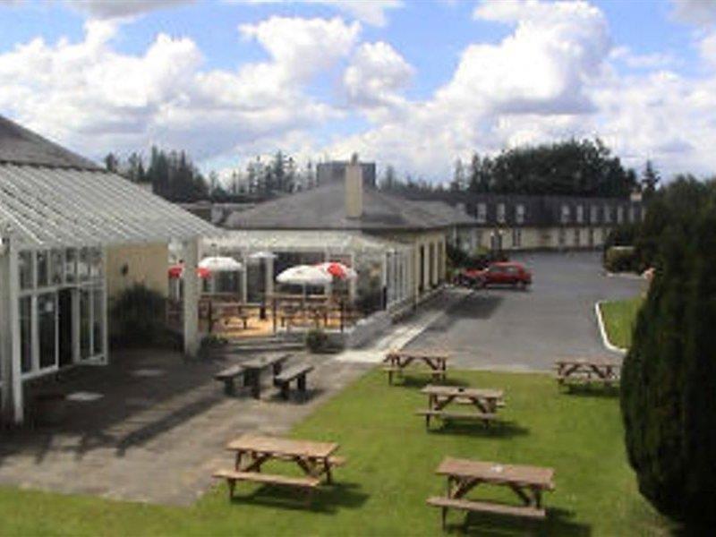 Connemara Gateway Hotel Утерард Экстерьер фото
